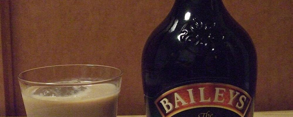 Diageo trials paper-based Baileys bottle at Barcelona festival, testing consumer response and sustainability of Dry Molded Fiber packaging. Photo: Wikimedia Commons