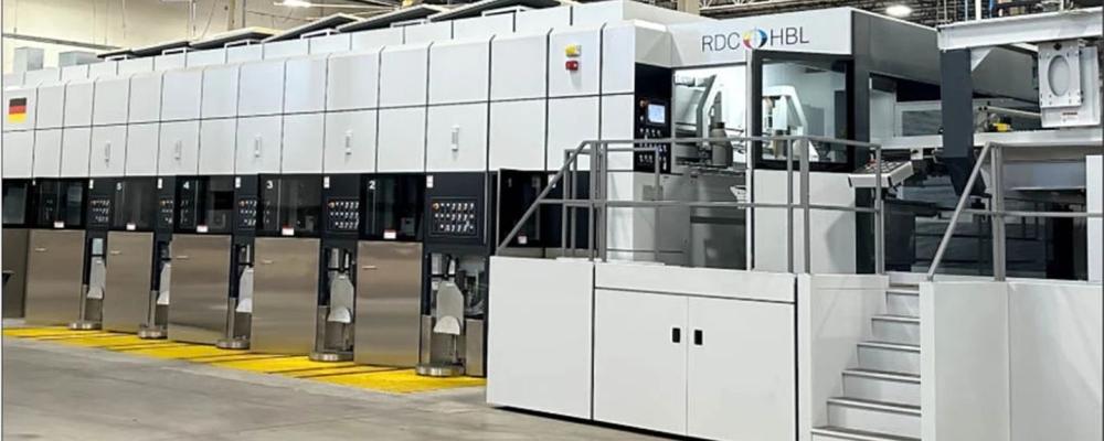 DS Smith’s corrugated packaging facility in Grenaa, Denmark. The production line includes a Göpfert Rotary Die Cutter 16/28 High Board Line equipped with five printing units. According to the company, the system combines servo-driven technology, vacuum sheet transport and automatic register control to ensure precise printing and cutting throughout the manufacturing process.
Photo: DS Smith.