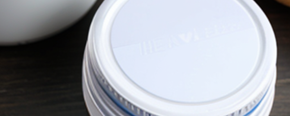 This new self‑adhesive product is intended specifically for the labelling of food products such as cured meats, cheeses, ready meals, and oils—applications where an efficient barrier to greasy substances is essential to ensure both functional performance and product safety.