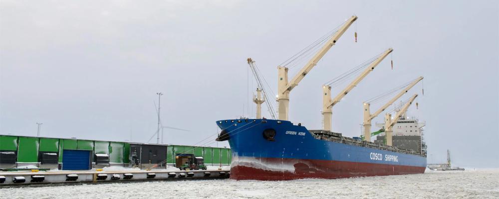 Shipping disruptions through the Hormuz and Suez channels may delay Finnish forest exports to Asia by weeks and raise freight costs. Photo: Port of Kemi