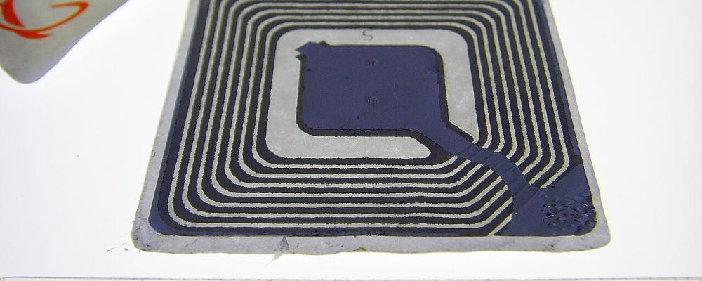 Smart chip tag. Photo: Maschinenjunge/Wikimedia Commons