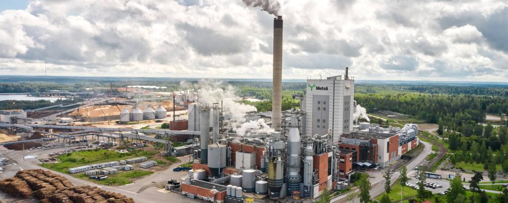 The Joutseno pulp mill has the capacity to produce 690,000 tonnes per year of softwood pulp.  Photo: Petri Lyytikäinen, Videolle/Metsä Group
