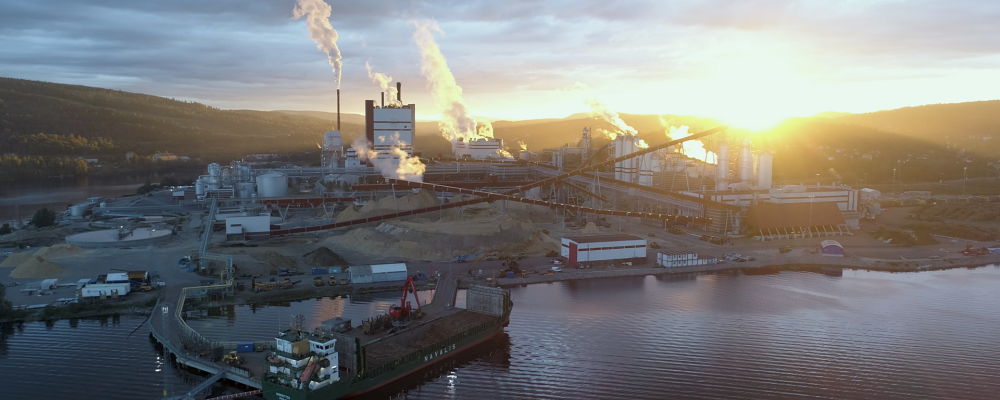 At the Östrand pulp mill in Sweden, bleached softwood kraft pulp, NBSK, is produced using modern emission-reducing technology. Photo: SCA.