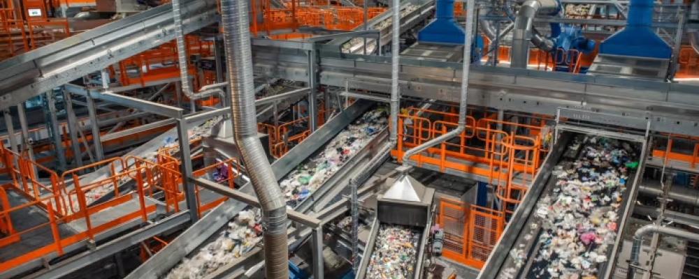 A joint venture between TOMRA, a sensor-based sorting technology provider, and Plastretur, Norway's producer responsibility organisation for plastic packaging, has opened a facility designed to process 90,000 tonnes of packaging waste a year. The Områ facility, located at Holtskogen outside Oslo, uses automated mixed waste sorting to separate materials into ten distinct polymer fractions. Foto: TOMRA