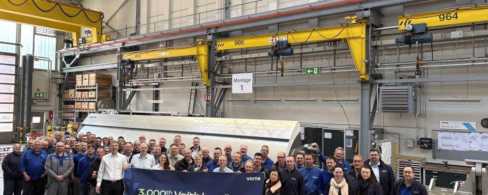 Voith employees in front of the 3,000th Voith headbox. Photo: Voith