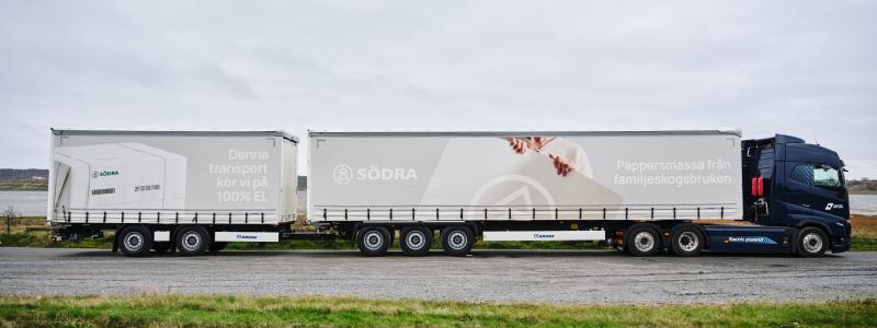 Delivered by DFDS, the truck will transport pulp from Värö to port terminals in Gothenburg and Varberg during the pilot project. Each journey will have a load weight of 40 tonnes, which is the same volume as previous trucks using fossil fuel.  Photo: Studio Dittmer