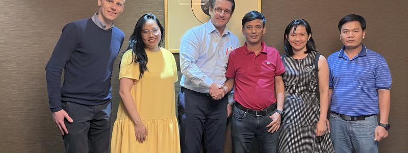From left to right: Christoph Leitner, Sales engineer, ANDRITZ Panelboard; Thuy Duong, Purchasing Officer, Kim Tin Group; Michael Rupp, Vice President ANDRITZ Panelboard; Mr. Dai, Director, Kim Tin MDF Chon Thanh, Mrs. Trang, Head of Equipment Purchasing, Kim Tin Group; Hoang Van Thuy, Project Leader and Head of Technology, Kim Tin MDF Chon Thanh. Photo : Andritz