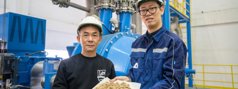 Ming Xing, Vice General Manager, Dongguan Jianhui Paper Co., Ltd. (left) and Cui Ping, Director of Project and Site Management, ANDRITZ (China) Ltd. in front of the new TwinFlo Prime refiner. Photo: Andritz