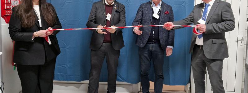 At the opening, Georg Andrén and Dag Rogne were given the symbolic task of "cutting the plastic". Also in the picture are site manager Isabel Malone and CEO Lars Sandberg. Photo: Paper Province