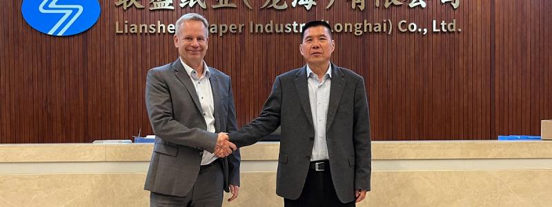 Thomas Schmitz, president of Andritz China (left), and Chen Jiayu, Chairman and main owner of Liansheng. Photo: Andritz