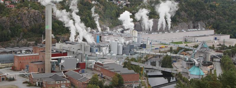 Norske Skog Saugbrugs has 400 employees including apprentices with a turnover of NOK 1.8 billion, and a production capacity of 200,000 tonnes of magazine paper with main markets in Europe and North America. Photo: Bjoertvedt/Wikimedia Commons