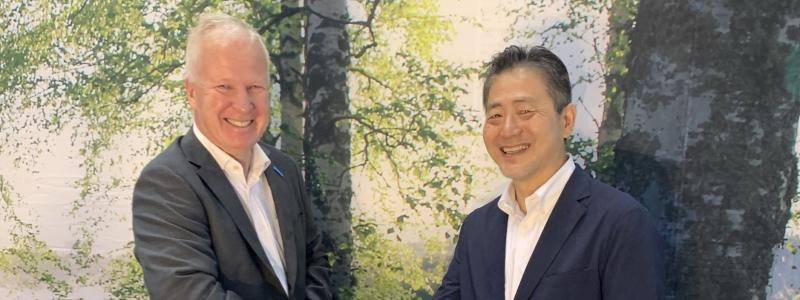 Blue Ocean Closures CEO, Lars Sandberg (left) and Nissha Director of the Board, Senior Executive Vice President, Industrial Materials Business Unit, Hisashi Iso (right). Photo: Blue Ocean Closures