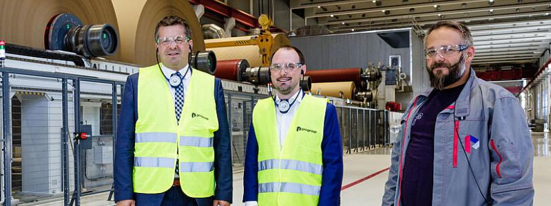 Minister of Economics Sven Schulze with Maximilian Heindl, Deputy CEO of Progroup, and Phillipos Vrizas, Site Manager (from left). Photo (c) Jens Schlüter