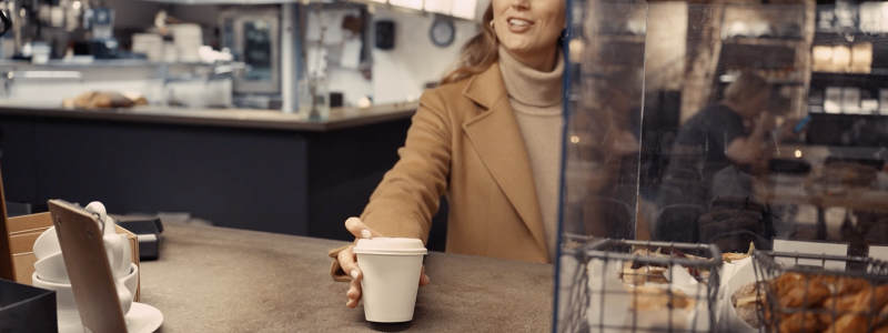 The citizens of Gothenburg can now enjoy their takeaway coffee from the da Matteo café chain with a completely new type of responsibly produced fiber-based coffee lid. Photo: PulPac