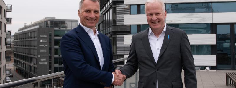 Elopak CEO, Thomas Körmendi (left) and Blue Ocean Closures CEO, Lars Sandberg (right). Photo: Elopak