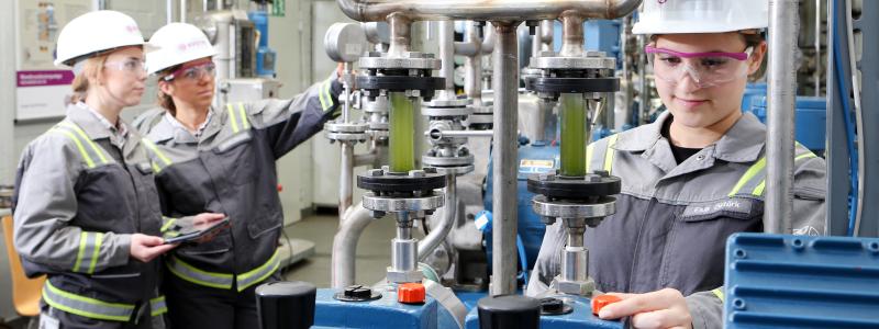 Evonik will supply Steinbeis Papier with eco-friendly hydrogen peroxide for recycled paper production. Photo: Evonik Industries AG