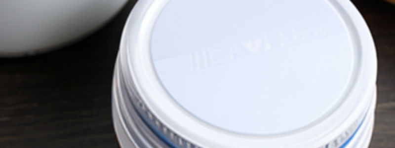 This new self‑adhesive product is intended specifically for the labelling of food products such as cured meats, cheeses, ready meals, and oils—applications where an efficient barrier to greasy substances is essential to ensure both functional performance and product safety.