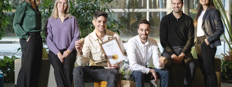 Karlstads Energi in Sweden announced Rekorek in Poland as winner of their innovation competition. Together they will explore the recycling of wine corks. From left: Malin Pettersson, Emmi Billenius, Bruno Lopes, Andre Portugal, Christoffer Henriksson och Frida Michold. Photo: Fredrik Karlsson

 