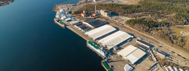 With operational responsibility for the Port of Sundsvall, SCA Logistics is preparing capacity to be able to load up to 30,000 tonnes of paper pulp per vessel in 2025. Photo: Håkan Sjödin/SCA