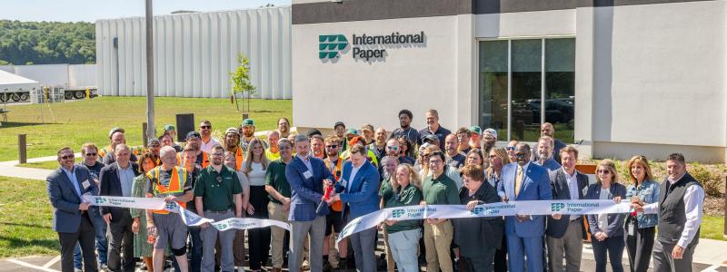 Darrin Hinds, Regional General Manager, and Cam Rushing, Plant General Manager cut the ribbon to officially inaugurate our newest state-of-the-art box corrugated packaging plant. We pledge to deliver on our customer promise, providing innovative, sustainable packaging solutions. Photo: International Paper
