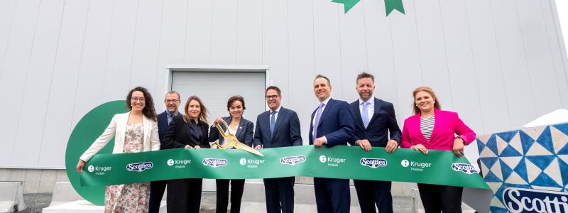 The inauguration ceremony was attended by, from left to right: Évelyne Beaudin, Mayor of Sherbrooke, Patrice Bégin, Vice President, Manufacturing, Kruger Products, Sarah Kruger, Co-President of Kruger, Christine Fréchette, Minister of Economy, Innovation and Energy and Minister Responsible for Regional Economic Development; Michel Manseau, Senior Vice President and General Manager, Consumer Business – Canada, Kruger Products; Gene Kruger, Co-President of Kruger; Éric Blais, General Manager, Sherbrooke Operational Centre, Kruger Products; and Geneviève Hébert, Member for Saint-François. Photo : CNW Group/Kruger Products