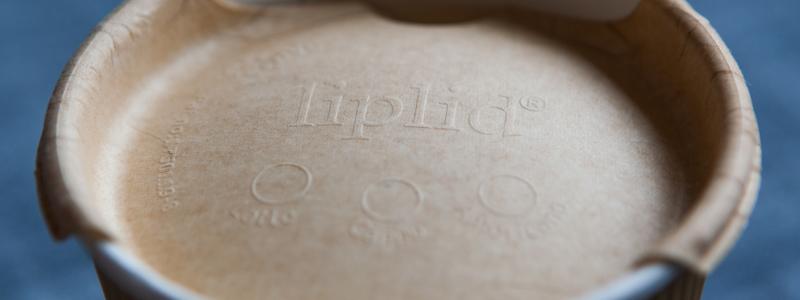 Liplid's uniqe lid, adapted to PulPac's innovative Dry Molded Fiber technology, enables MAX Burgers to replace plastic coffee lids in restaurants this year. Photo: PulPac