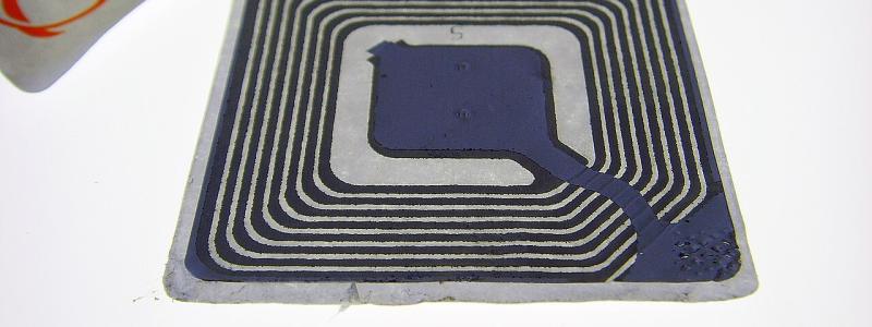 Smart chip tag. Photo: Maschinenjunge/Wikimedia Commons