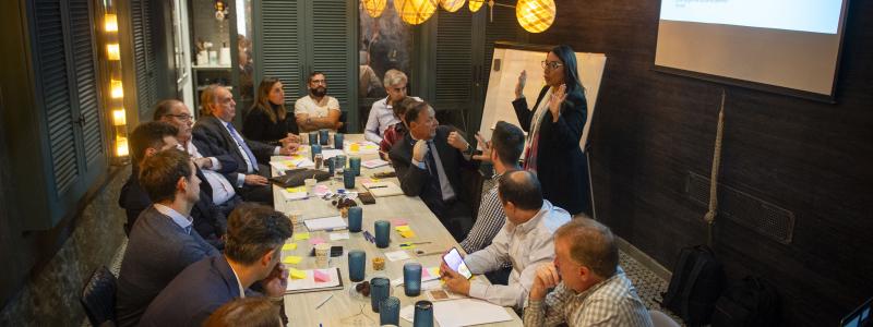 On 16 November 2023, a group of industry leaders came together to a round table in Spain to talk about how to boost the circularity of paper bags in the construction industry. Photo: Mondi