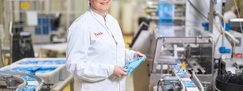 The new type of wrapper for Panda Milk Chocolate is based on UPM Asendo™ Pro 75 g/m2 barrier paper, which has suitable grease barrier properties for Panda milk chocolate. Photo: UPM