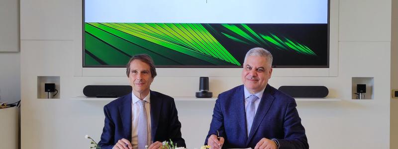 The signing ceremony of SPG’s new PM5 (from left to right): Mr. Alessandro Mennucci, CEO of Toscotec, and Mr. Yousseri El Bishry, CEO of Saudi Paper Group.