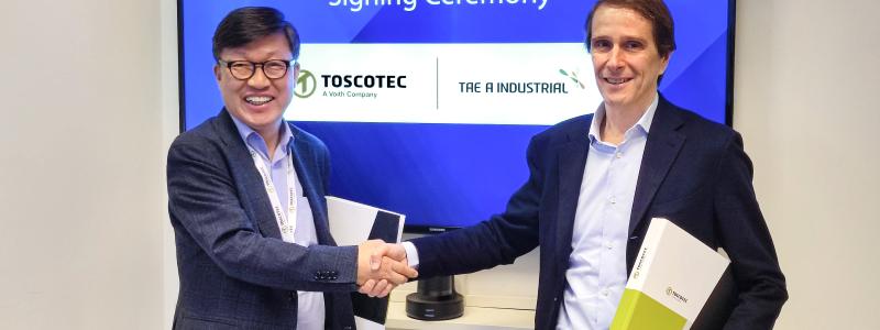 (From left to right): Kim Yong Pil, CEO of Tae-A Industry Corporation and Alessandro Mennucci, CEO of Toscotec, at the signing ceremony at Toscotec’s headquarters in Lucca, Italy. Photo: Toscotec