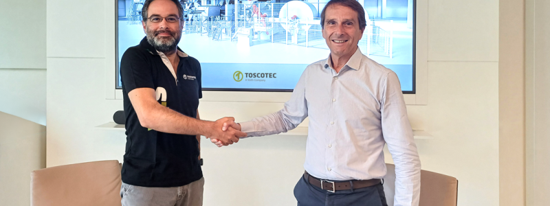 (From left to right) Ivo Valtchev, Pulp Mill Holding - Vice CEO at Kyiv Cardboard and Paper Mill, and Alessandro Mennucci, Toscotec CEO, during contract signature at Toscotec’s headquarters in Lucca, Italy. Photo: Toscotec