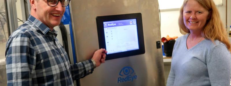 Öjvind Sundvall, PulpEye, and Yvonne Söderström Nordin, RISE Processum, next to the RedEye online analyser for the HTL pilot. Photo: RISE Processum.