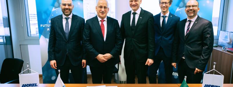 Representatives of Général Emballage and Andritz signing the contract for the supply of a new paper production line. Photo: Andritz