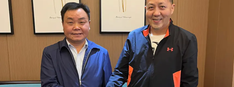 Jiang Weiqiang (left), Sales Director Paper and Board, ANDRITZ China, and Chen Liming, Senior Manager of the Project Department, Lee & Man. Photo: Andritz