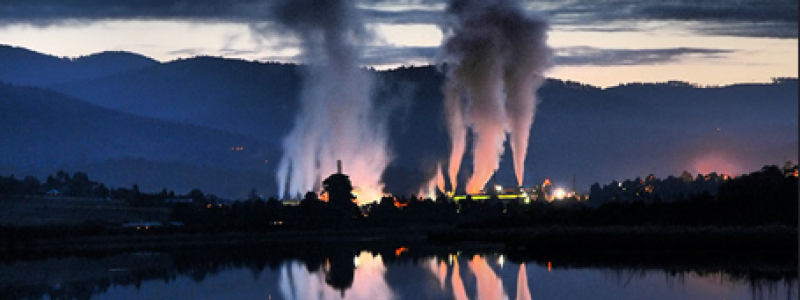 Norske Skog Boyer and the river Derwent. Photo:  Damien Naidoo-Smoky Reflecions/Wikimedia Commons