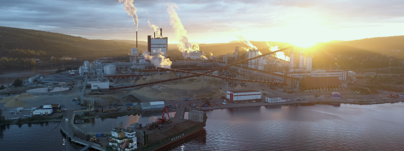 At the Östrand pulp mill in Sweden, bleached softwood kraft pulp, NBSK, is produced using modern emission-reducing technology. Photo: SCA.