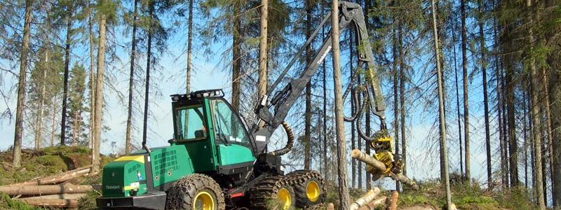A Timberjack wheeled harvester stacks cut timber in Finland. Photo: Wikipedia Commons, credit: Heikki Valve.