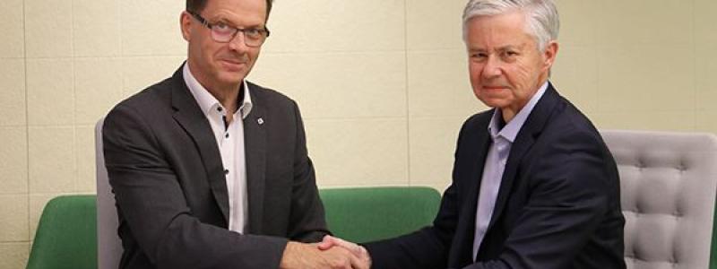 In the picture Bertel Karlstedt from Valmet and Tony Duncan from Circa Group. Photo: Valmet