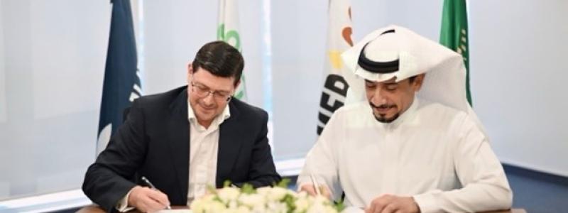 Contract signing between MEPCO and Voith: Sami Al Safran, President & CEO of MEPCO (right), and Joachim Huber, Regional Account & Sales Manager at Voith Paper (left). Photo: Voith