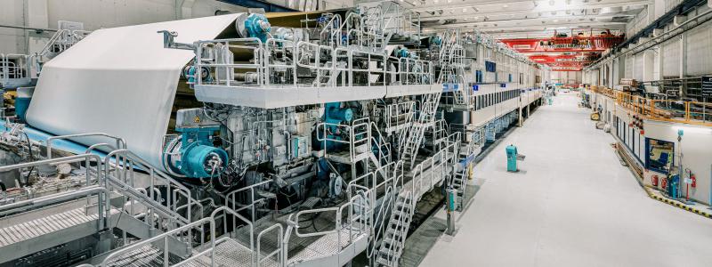 During the rebuild, the paper machine and two VariTop reel stands were retrofitted, numerous components were relocated, and the web guide was adapted to the new requirements. Photo: Voith
