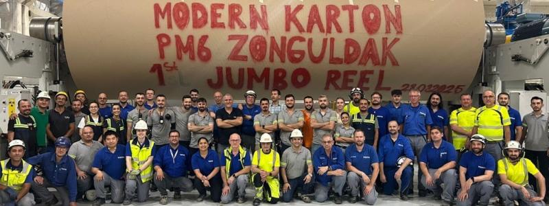 Start-up team. Voith starts up PM 6 at Modern Karton in Turkey, adding 640,000 tons of recycled containerboard capacity and boosting production efficiency. Photo: Voith
