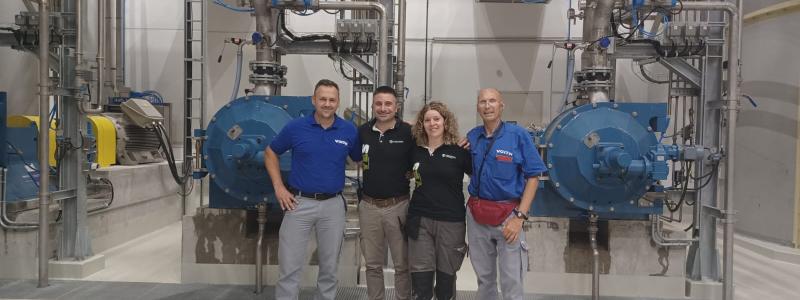 The picture shows the Voith-Toscotec team at the Vajda-Papír mill. From left to right: Tomislav Druzinec, Francesco Ureni, Elisa Bertolucci, Wolfgang Müller. Photo: Voith
