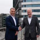 Elopak CEO, Thomas Körmendi (left) and Blue Ocean Closures CEO, Lars Sandberg (right). Photo: Elopak