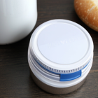 This new self‑adhesive product is intended specifically for the labelling of food products such as cured meats, cheeses, ready meals, and oils—applications where an efficient barrier to greasy substances is essential to ensure both functional performance and product safety.