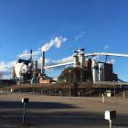 Stora Enso’s Skutskär Mill, produces around 545,000 tonnes of pulp annually with 420 employees. Specializing in fluff pulp for hygiene products as well as pulp for specialty papers and liquid packaging board, the mill operates entirely on biofuels and is progressing toward carbon-neutral production. Foto: Papper/Wikimedia Commons