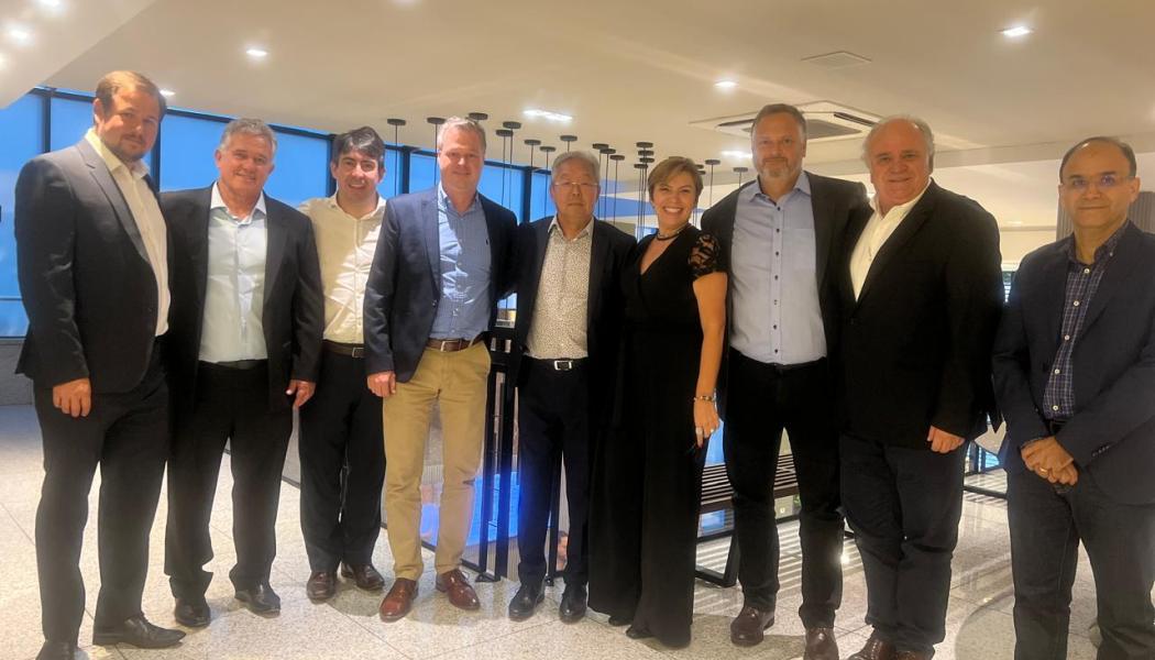 Final negotiation in the city of Curitiba, Brazil – from left to right: Augusto Martins (Voith), Joaquim Maldonado (Adami), Rodrigo Cattai (Voith), Luis G. Bandle (Voith), Hideo Ogassawara (Adami), Carla Borba (Voith), Antonio Lemos (Voith), Jose Adami (Adami) and Osiel Paulino (Adami). Photo: Voith