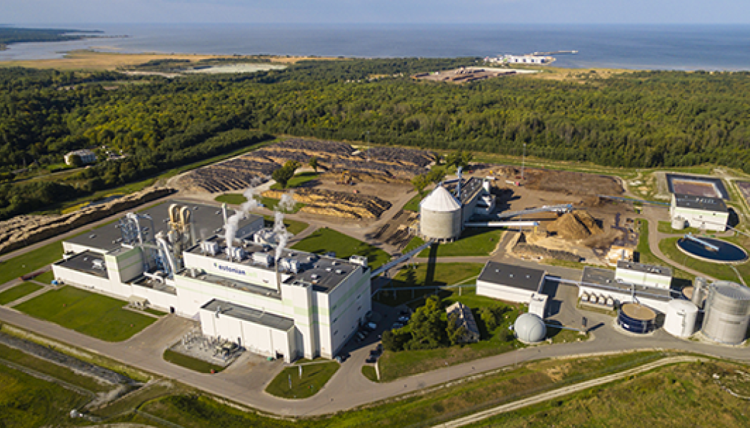 The mill’s innovative technology allows for an environmentally friendly production, such as sulphur-free production, chlorine-free bleaching, low water use and a high wood yield. The company employs around 100 people. Photo: Valmet