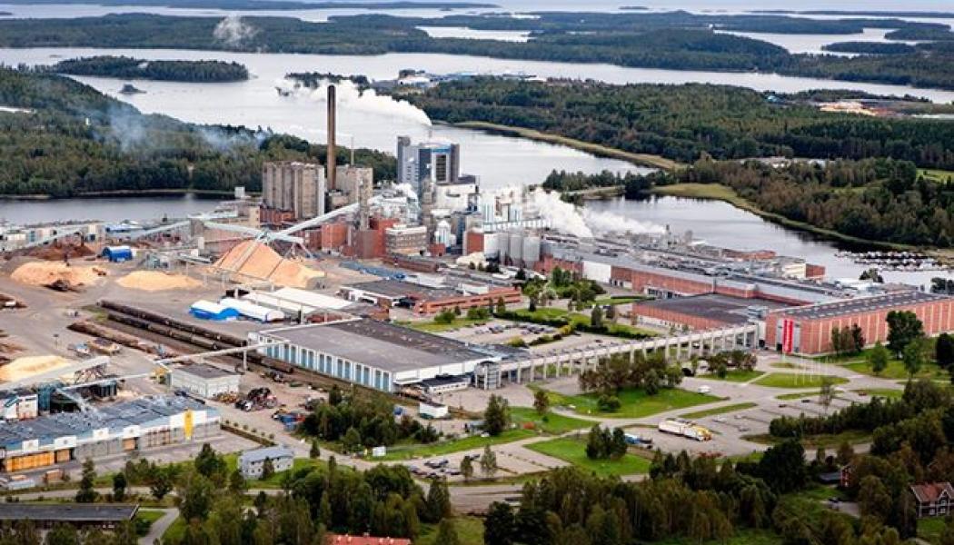 Holmen’s paperboard mill located in Iggesund, Sweden, has a total annual capacity of 330,000 tonnes of solid bleached board (SBB). Photo: Rolf Andersson