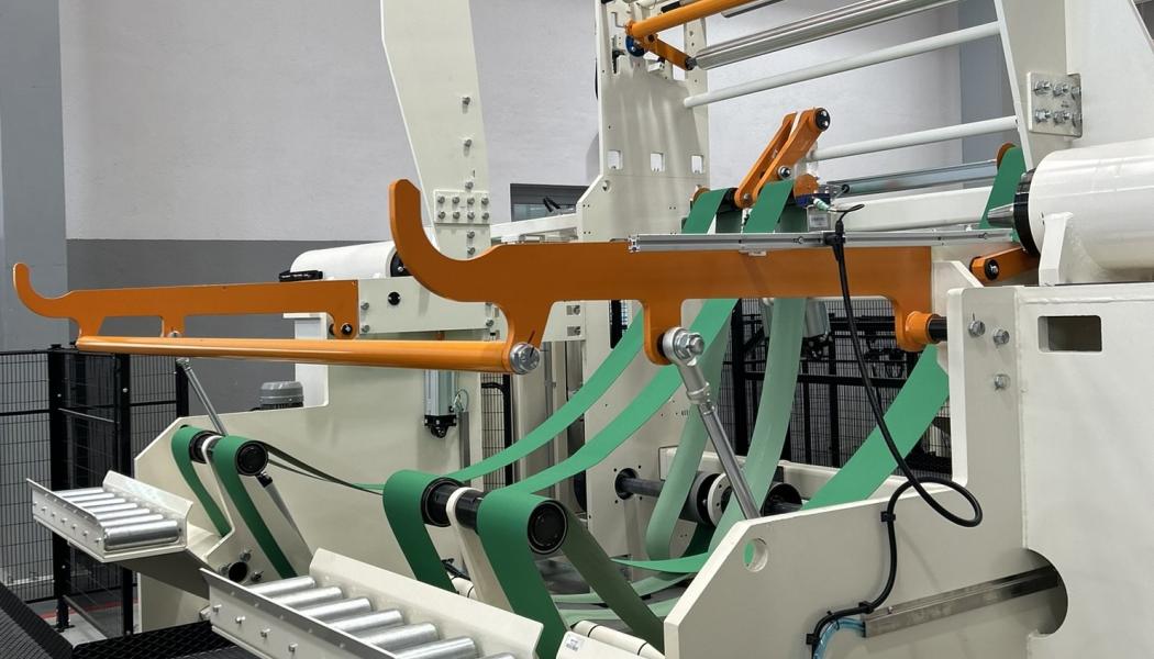 Unwinder model UT 250 with collapsable reel unwinding arms. Photo: Maflex